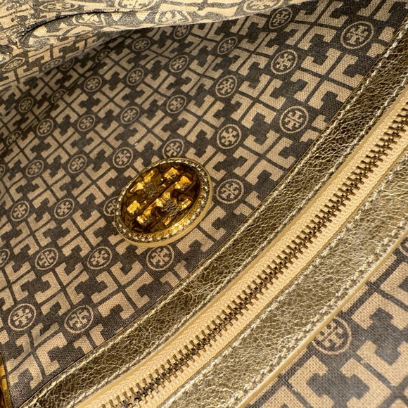 Tory Burch mint newer condition cracked leather Metallic Gold Shoulder Bag - Picture 9 of 13